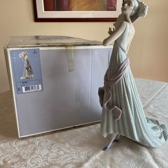 RETIRED 1998 ‘TEMIS LLADRO’ PORCELAIN FIGURINE- Item# 01006283 - Picture 4 of 14